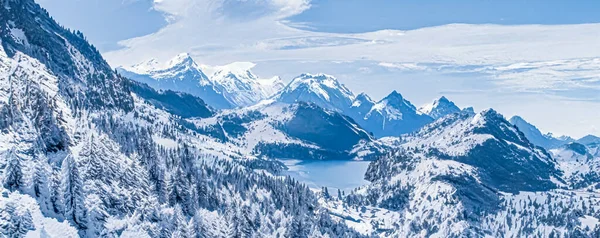 Maravilla invernal y mágico paisaje navideño. Montañas nevadas y bosque cubierto de nieve como fondo de vacaciones —  Fotos de Stock