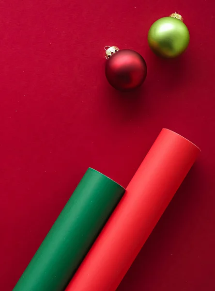 Platos de Navidad y el concepto de diseño de vacaciones. Decoración, adorno y envoltura de regalo de Navidad sobre fondo de papel rojo como vista superior plana — Foto de Stock