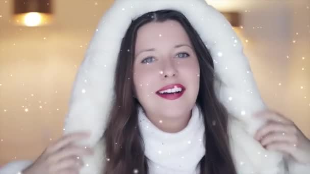 Zimní móda a vánoční svátky vzhled. Krásná usmívající se žena v bílém svetru a nadýchané kapuci kožich kabát, sníh a sněhové vločky — Stock video