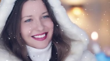 Kış tatili ve Noel kutlaması konsepti. Beyaz tüylü kürklü, elinde yanan maytaplar kar ve kar taneleri tutan güzel bir kadın.