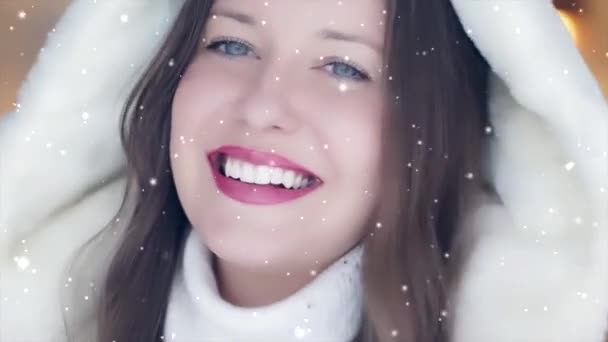 Zimní móda a vánoční svátky vzhled. Krásná usmívající se žena v bílém svetru a nadýchané kapuci kožich kabát, sníh a sněhové vločky — Stock video