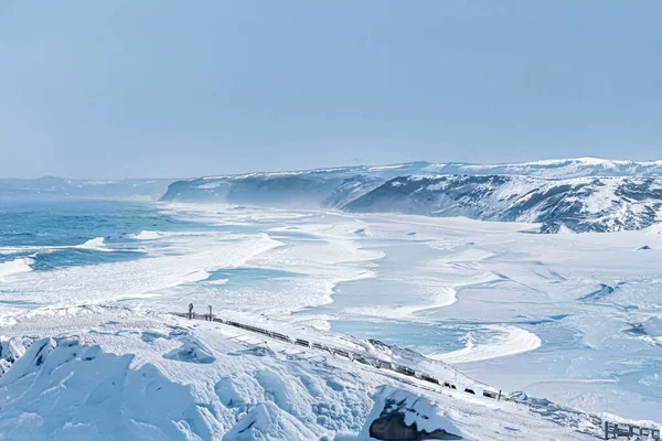 País das maravilhas do inverno e paisagem de fantasia de Natal. Costa do mar congelada e montanhas cobertas de neve como fundo de férias — Fotografia de Stock