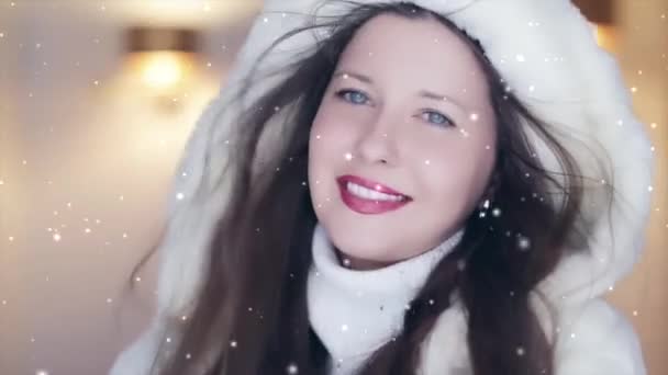 Moda de inverno e Natal olhar de férias. Mulher sorridente bonita vestindo suéter branco e casaco de pele com capuz fofo, neve nevando e flocos de neve — Vídeo de Stock