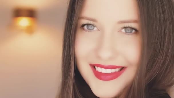 Semester makeup utseende och skönhet ansikte porträtt. Glad vacker kvinna leende, rött läppstift make-up och pärlvita tänder leende — Stockvideo