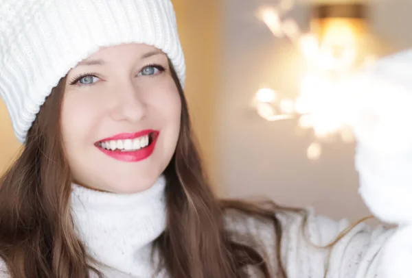 Рождество, люди и концепция зимнего праздника. Счастливая улыбающаяся женщина в белой трикотажной шляпе в качестве крупным планом портрета Xmas — стоковое фото