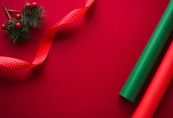 Platos de Navidad y el concepto de diseño de vacaciones. Decoración, adorno y envoltura de regalo de Navidad sobre fondo de papel rojo como vista superior plana — Foto de Stock