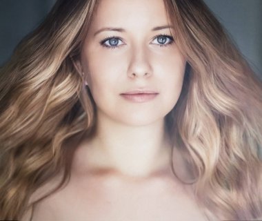 Romantik model görünüşü ve estetik güzellik yüz ifadesi. Sarışın, uzun saçlı ve doğal makyajlı güzel bir kadın. Klasik cazibe stili ve moda portresi.