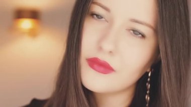 Tatil makyajı ve güzellik portresi. Mutlu güzel kadın gülümsüyor, kırmızı ruj makyajı ve inci gibi beyaz diş gülümsemesi.