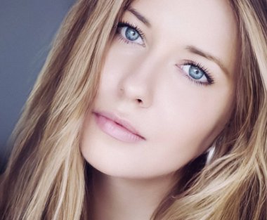 Romantik model görünüşü ve estetik güzellik yüz ifadesi. Sarışın, uzun saçlı ve doğal makyajlı güzel bir kadın. Klasik cazibe stili ve moda portresi.