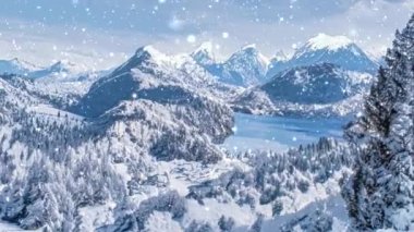 Kış harikalar diyarı ve kar yağan Noel manzarası. Dağlarda kar yağışı ve tatil arka planı olarak karla kaplı bir orman.