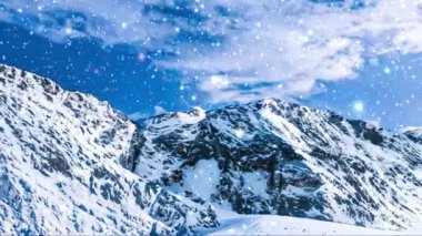 Kış harikalar diyarı ve kar yağan Noel manzarası. Tatil arkaplanı olarak karla kaplı dağlarda kar yağışı