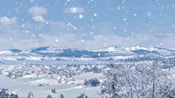 Vinterlandskap och snöar jullandskap. Fryst sjö i snöiga berg och träd täckta med snö som semesterbakgrund — Stockvideo