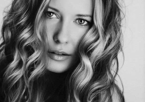 Coiffure modèle et beauté visage gros plan. Belle femme blonde avec de longs cheveux blonds droits coiffés en vagues bouclées, style glamour classique et portrait de mode de luxe — Photo