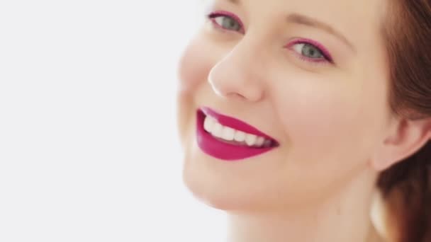 Skönhet ansikte porträtt av ung kvinna leende, perfekta vita tänder leende, glamour makeup med naturliga kosmetika, vackra kaukasiska modell poserar för hudvård och make-up — Stockvideo