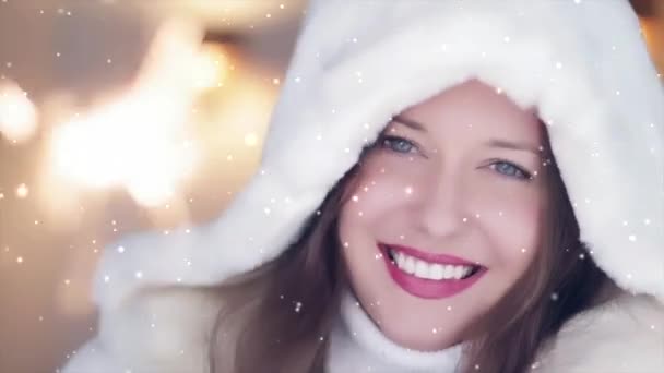 Zimowe wakacje i koncepcja świąt Bożego Narodzenia. Piękna uśmiechnięta kobieta w białym puszystym futrze trzymająca płonące ognie, śnieg i płatki śniegu — Wideo stockowe
