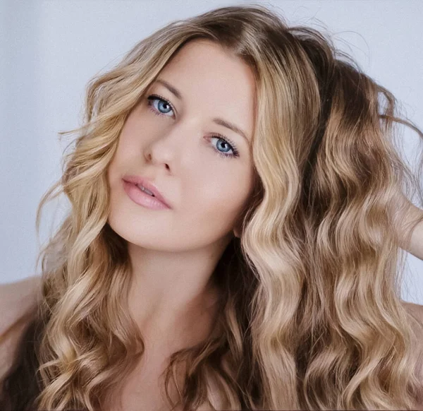 Beauty, hairstyle and natural makeup look. Beautiful woman with long blonde curly hair, flawless skin and organic cosmetic make-up, portrait with soft focus and retro film grain effect — Zdjęcie stockowe