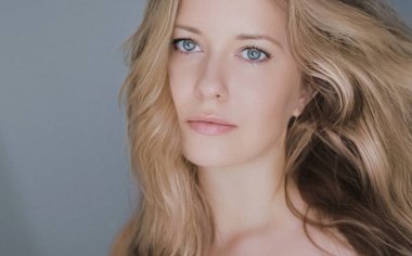 Güzellik, saç bakımı ve doğal makyaj. Güzel sarışın kadın, uzun saç stili, kusursuz cilt ve organik kozmetik makyaj, yumuşak odaklı portre ve geçmişe dönük film tahıl etkisi