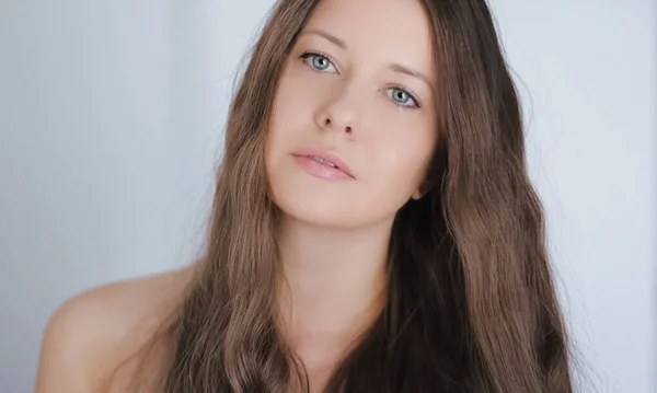 Beauty, hair care and natural makeup look. Beautiful woman with long hairstyle, flawless skin and organic cosmetic make-up, portrait with soft focus and retro film grain effect — 图库照片