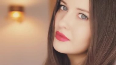 Tatil makyajı ve güzellik portresi. Mutlu güzel kadın gülümsüyor, kırmızı ruj makyajı ve inci gibi beyaz diş gülümsemesi.