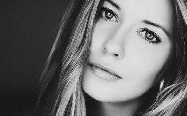 Romantik model görünüşü ve estetik güzellik yüz ifadesi. Sarışın, uzun saçlı ve doğal makyajlı güzel bir kadın. Klasik cazibe stili ve moda portresi.