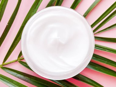 Yüz kremi kavanozu ve yeşil yaprak, güzellik, cilt bakımı ve kozmetik ürünler..