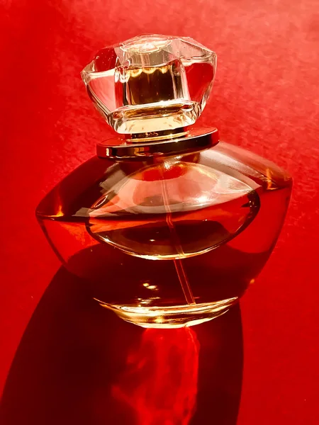 Flacon Perfume Feito Vidro Ouro Sobre Fundo Vermelho — Fotografia de Stock