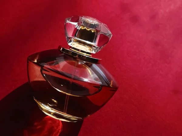 Flacon Perfume Vidrio Oro Sobre Fondo Rojo — Foto de Stock