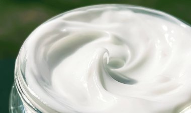 Yüz kremi nemlendirici, doğada cam kavanoz, cilt bakımı ve kozmetik, yeşil organik güzellik ürünü konsepti