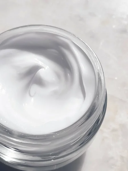 Gesichtscreme Feuchtigkeitscreme Glas Auf Marmorsteinhintergrund Hautpflege Und Kosmetik Beauty Produktkonzept — Stockfoto