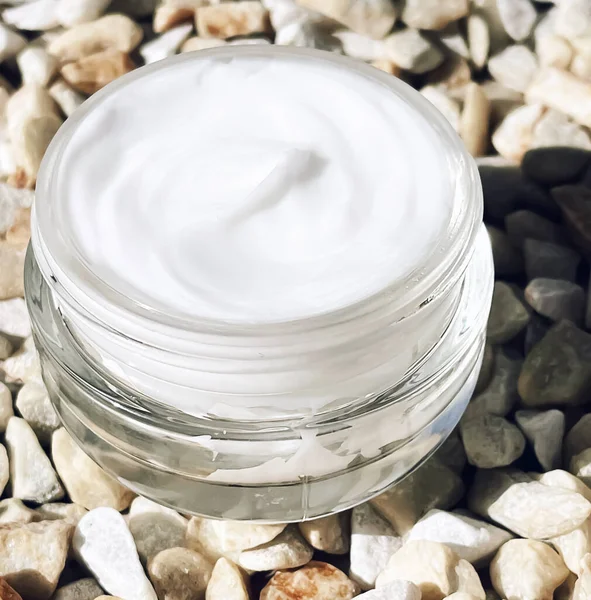 Yüz kremi nemlendirici, arka planda cam kavanoz, cilt bakımı ve kozmetik, güzellik ürünü konsepti.