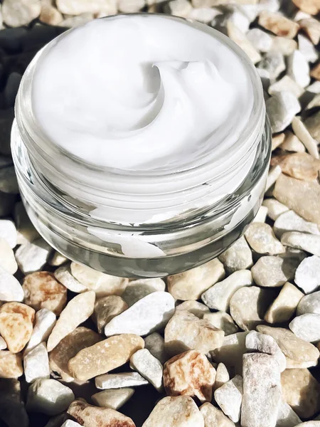 Yüz kremi nemlendirici, arka planda cam kavanoz, cilt bakımı ve kozmetik, güzellik ürünü konsepti.