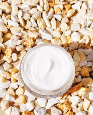 Yüz kremi nemlendirici, arka planda cam kavanoz, cilt bakımı ve kozmetik, güzellik ürünü konsepti.