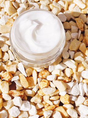 Yüz kremi nemlendirici, arka planda cam kavanoz, cilt bakımı ve kozmetik, güzellik ürünü konsepti.