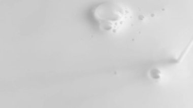 Süt kreması sıçraması, dökülen beyaz süt sıvısı, doku ve arka plan, yiyecek ve içecek konsepti