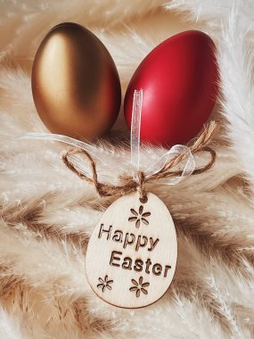 Mutlu Paskalyalar. Kırsal arka planda renkli paskalya yumurtaları, Hristiyan dini ve tatil kavramı