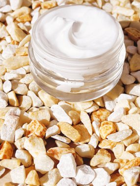 Yüz kremi nemlendirici, arka planda cam kavanoz, cilt bakımı ve kozmetik, güzellik ürünü konsepti.