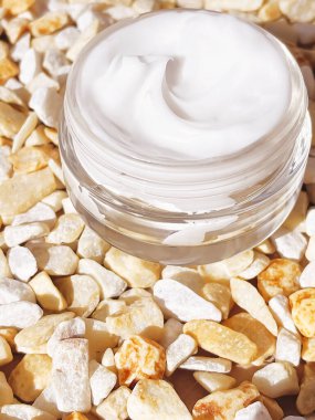 Yüz kremi nemlendirici, arka planda cam kavanoz, cilt bakımı ve kozmetik, güzellik ürünü konsepti.