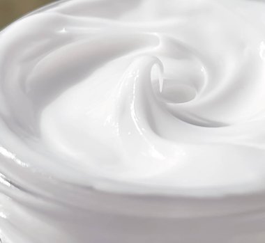 Yüz kremi nemlendirici, doğada cam kavanoz, cilt bakımı ve kozmetik, organik güzellik ürünü konsepti