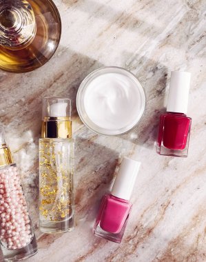 Cilt bakımı ve makyaj malzemeleri, yüz kremi nemlendirici kavanozu, serum emülsiyon şişesi, tırnak cilası, düz görünüm.