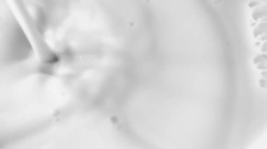 Süt kreması sıçraması, dökülen beyaz süt sıvısı, doku ve arka plan, yiyecek ve içecek konsepti