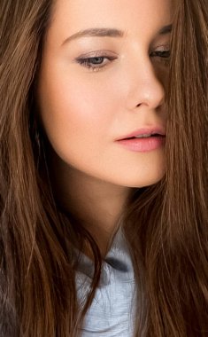 Güzellik portresi, uzun saçlı güzel kadın ve doğal yüz makyajı, moda ve cazibe, cilt estetiği ve saç bakım konsepti.