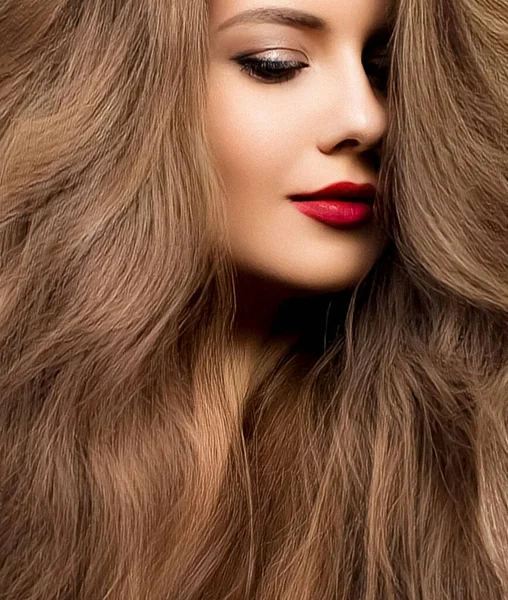 Piękny Portret Piękna Kobieta Długimi Eleganckimi Fryzurami Czerwoną Szminką Makijaż — Zdjęcie stockowe