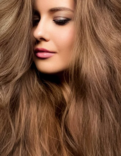 Retrato Beleza Mulher Bonita Com Penteado Chique Longo Maquiagem Batom — Fotografia de Stock