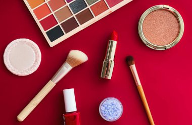 Telif alanı, kozmetik ürünleri ve kırmızı arka planda makyaj araçları ile güzellik, makyaj ve kozmetik düz düzlem tasarımı, kız ve kadın tarzı konsept