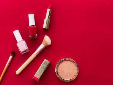 Telif alanı, kozmetik ürünleri ve kırmızı arka planda makyaj araçları ile güzellik, makyaj ve kozmetik düz düzlem tasarımı, kız ve kadın tarzı konsept