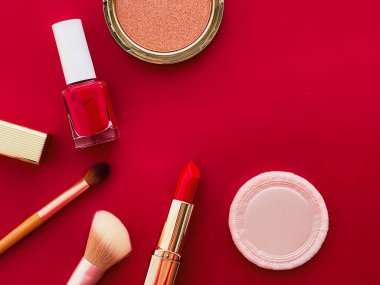 Telif alanı, kozmetik ürünleri ve kırmızı arka planda makyaj araçları ile güzellik, makyaj ve kozmetik düz düzlem tasarımı, kız ve kadın tarzı konsept