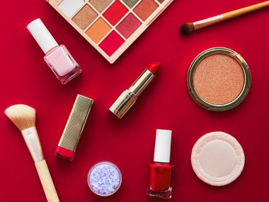 Telif alanı, kozmetik ürünleri ve kırmızı arka planda makyaj araçları ile güzellik, makyaj ve kozmetik düz düzlem tasarımı, kız ve kadın tarzı konsept