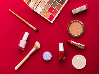 Telif alanı, kozmetik ürünleri ve kırmızı arka planda makyaj araçları ile güzellik, makyaj ve kozmetik düz düzlem tasarımı, kız ve kadın tarzı konsept