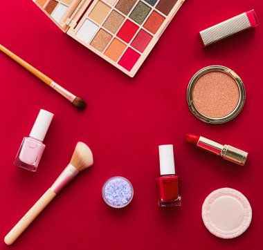 Telif alanı, kozmetik ürünleri ve kırmızı arka planda makyaj araçları ile güzellik, makyaj ve kozmetik düz düzlem tasarımı, kız ve kadın tarzı konsept