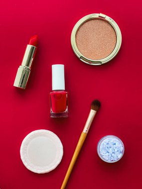 Telif alanı, kozmetik ürünleri ve kırmızı arka planda makyaj araçları ile güzellik, makyaj ve kozmetik düz düzlem tasarımı, kız ve kadın tarzı konsept